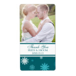 Photo Peacock Blue Snowflakes Étiquette de mariage<br><div class="desc">Mariage d'hiver coutume modèle photo remerciez les étiquettes dans l'aqua moderne et chic turquoise turquoise bleu et blanc motif fêtes de neige, l'ajout parfait à vos vacances de Noël ou mariage de décembre, disponibles dans de nombreux produits mariages de saison assortis. Parfait pour les faveurs de mariage ou les bouteilles...</div>