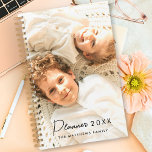 Photo Personnalisée 2025 Moderne Créez votre propr<br><div class="desc">2025 Photo Personnalisée Moderne Créez Votre Propre Planificateur De Famille. Une typographie élégante avec un design photo unique. Insérez vos propres photos de famille pour en créer une d'un planificateur de famille gentil.</div>