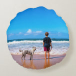 Photo personnalisée Coussin rond Vos animaux Photo<br><div class="desc">Photo Coussin - Faites votre propre design avec des animaux - Famille personnalisée / Amis / Animaux domestiques ou Coussins personnels Cadeau - Ajoutez votre photo / Texte / Nom - Redimensionnez et déplacez ou supprimez et ajoutez des éléments / du texte avec l'outil de personnalisation ! Vous pouvez transférer...</div>