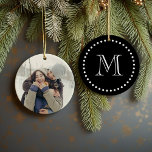 Photo personnalisée et monogramme ornement personn<br><div class="desc">Joli ornement photo personnalisé personnalisé avec votre original monogramme personnalisé sur le dos dans un cadre mignon pointillé. Cela ferait un grand cadeau pour les amis,  la famille,  les couples mariés,  les parents et les grands-parents!</div>