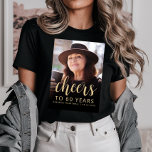 Photo personnalisée Fête du 60e anniversaire<br><div class="desc">Ce t-shirt de fête du 60e anniversaire présente la photo de l'invité d'honneur avec une superposition en or. Le mot "cheers" apparaît dans un élégant script de calligraphie couleur or, suivi de "jusqu'à 60 ans" et l'invité d'honneur du nom et de l'anniversaire dans la police sans serif. Un écran sombre...</div>