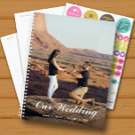 Photo personnalisée Mariage hebdomadaire mensuel<br><div class="desc">Wedding planner avec votre photo préférée sur le devant - personnalisée avec vos détails en lettres chic. Le planificateur comprend des mises en page mensuelles et hebdomadaires,  12 mois,  60 pages avec couverture souple laminée à l'avant et à l'arrière.</div>