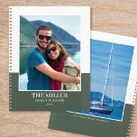 Photo personnalisée Nom vert moderne<br><div class="desc">Créez votre propre planificateur d'année photo ! Un modèle élégant personnalisé avec deux photos préférées, votre nom, l'année, et une légende ou une devise personnelle. Les planificateurs sur mesure font de merveilleux cadeaux pour la famille et les amis, et sont un excellent moyen de garder tout le monde organisé! Couleurs...</div>