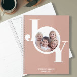 Photo personnalisée rose Gold<br><div class="desc">Ce planificateur moderne 2023 utilise le mot JOY dans la typographie stylée sur un arrière - plan doré rose rose. Facilement personnalisable avec votre photo, nom et année.</div>
