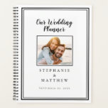 Photo personnalisée Simple Chic Mariage blanc et n<br><div class="desc">Organisez-vous pour votre mariage noir et blanc avec ce wedding planner moderne ! Le design présente un design minimaliste contemporain simple avec une bordure à double cadre en noir sophistiqué sur un arrière - plan blanc immaculé. Ajoutez votre photo de fiançailles préférée et votre date de mariage future pour customiser...</div>