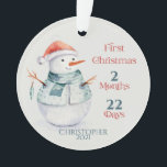 Photo personnalisée Snowman Baby's First Christmas<br><div class="desc">Merveilleux Baby's First Christmas jalone souvenir gardien de mémoire pour célébrer les fêtes! Festive bonhomme de neige d'hiver fait dans l'aquarelle graphique. Customisé avec des mois et des jours de bébés de la première célébration de Noël. Monogramme avec le nom du bébé et l'année de naissance. Ajoutez une photo préférée...</div>