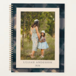 Photo personnalisée Stylish Navy Plaid 2022<br><div class="desc">Planifiez vos jours,  vos semaines et vos mois avec ce planificateur simple et élégant à plaid bleu marine avec votre photo préférée et personnalisé avec votre nom. Super idée cadeau.</div>