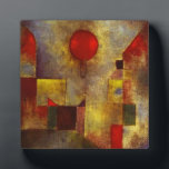 Photo Plaque de ballon rouge Paul Klee<br><div class="desc">Plaque de ballon rouge Paul Klee. Huile et craie sur toile de 1922. Paul Klee expérimente régulièrement, un de ses tableaux les plus célèbres, Red Balloon, incorpore des éléments à la fois du cubisme et du Bauhaus. Les formes et les couleurs donnent à ce paysage urbain un sens de vie...</div>