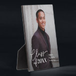 Photo Plaque de remise des diplômes EDITABLE COULEUR Sim<br><div class="desc">Cadeau formidable pour se souvenir de cette étape spéciale de la vie. La couleur de fond peut être personnalisée en ligne ! Les articles assortis peuvent être trouvés sur notre site web : www.berryberrysweet.com ou sur demande.</div>