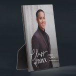 Photo Plaque d'obtention d'un diplôme de COULEUR ÉDITABL<br><div class="desc">Grand gardien de se souvenir de cette étape spéciale dans la vie. Couleur Arrière - plan peut être customisée en ligne! Les articles correspondants peuvent être trouvés sur notre site Web : www.berryberrysweet.com ou sur demande.</div>