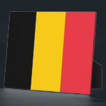 Photo Plaque Drapeau Belge<br><div class="desc">Ajoutez une touche distinguée à votre décor de maison ou de bureau grâce à notre plaque exclusive avec le drapeau de la Belgique ! Réalisée avec soin dans le détail, cette plaque est plus qu’un simple objet décoratif, c’est une célébration de la culture et de l’histoire de la Belgique. Le...</div>