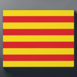 Photo Plaque Drapeau Catalogne<br><div class="desc">Célébrez l'identité et la fierté catalanes avec cette plaque patriotique qui met en vedette le vibrant drapeau de Catalogne ! Cette pièce d'exposition accrocheuse présente les rayures rouges et jaunes audacieuses du Senyera, un symbole puissant de l'histoire, de la culture et de l'identité régionale de la Catalogne. Que vous décoriez...</div>