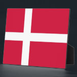Photo Plaque Drapeau Danoise<br><div class="desc">Ajoutez une touche de fierté danoise à votre espace avec notre plaque exclusive avec le drapeau du Danemark! Réalisée avec soin dans le détail, cette plaque est plus qu’une simple pièce décorative, c’est une célébration du patrimoine et de la fierté culturelle du Danemark. Le design dynamique affiche en évidence l'emblématique...</div>