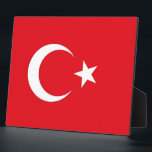 Photo Plaque Drapeau Turque<br><div class="desc">Ajoutez une touche de fierté turque à votre décor grâce à notre plaque exclusive avec le drapeau de la Turquie ! Réalisée avec une attention minutieuse aux détails, cette plaque est plus qu’une simple pièce décorative, c’est une célébration du riche patrimoine et de l’identité culturelle de la Turquie. Le design...</div>