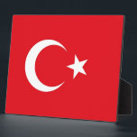 Photo Plaque Drapeau Turque<br><div class="desc">Ajoutez une touche de fierté turque à votre décor grâce à notre plaque exclusive avec le drapeau de la Turquie ! Réalisée avec une attention minutieuse aux détails, cette plaque est plus qu’une simple pièce décorative, c’est une célébration du riche patrimoine et de l’identité culturelle de la Turquie. Le design...</div>