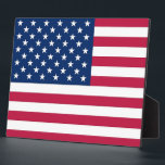 Photo Plaque du drapeau américain<br><div class="desc">Améliorez votre décor avec cette plaque distinguée représentant le drapeau des USA ! Réalisée avec une attention minutieuse aux détails, cette plaque est plus qu'un simple objet décoratif, c'est une célébration du patrimoine américain et de la fierté nationale. Le dessin présente fièrement le drapeau emblématique des Etats-Unis d'Amérique, avec treize...</div>