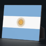Photo Plaque du drapeau argentin<br><div class="desc">Ajoutez une touche de fierté argentine à votre décor grâce à notre plaque exclusive avec le drapeau argentin ! Réalisée avec une attention minutieuse aux détails, cette plaque est plus qu’un simple objet décoratif, c’est une célébration du patrimoine et de la fierté culturelle de l’Argentine. Le design élégant affiche en...</div>