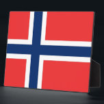 Photo Plaque du drapeau norvégien<br><div class="desc">Ajoutez une touche de fierté norvégienne à votre décor de maison ou de bureau avec notre plaque exclusive avec le drapeau de la Norvège! Réalisée avec une attention minutieuse aux détails, cette plaque est plus qu’un simple objet décoratif, c’est une célébration du riche patrimoine et de l’identité culturelle de la...</div>