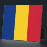 Photo Plaque du drapeau roumain<br><div class="desc">Ajoutez une touche de fierté roumaine à votre décor grâce à notre plaque exclusive avec le drapeau roumain ! Réalisée avec une attention minutieuse aux détails, cette plaque est plus qu’un simple objet décoratif, c’est une célébration du patrimoine et de la fierté culturelle de la Roumanie. Le design dynamique affiche...</div>