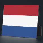 Photo Plaque indicateur Pays-Bas<br><div class="desc">Ajoutez une touche de patrimoine hollandais à votre espace avec notre élégante plaque ornée du drapeau de la Pays-Bas ! Réalisée avec une attention minutieuse aux détails, cette plaque présente fièrement l'emblématique drapeau tricolore du Pays-Bas. Le drapeau se compose de trois bandes horizontales de taille égale - rouge sur le...</div>