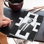 Photo professionnelle personnalisée en noir et bla<br><div class="desc">Voici notre planificateur hebdomadaire de photos noir et blanc. Ce planificateur allie sophistication et personnalisation,  offrant une approche raffinée et organisée de la planification d'entreprise hebdomadaire avec espace pour une photo personnalisée.</div>