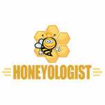Photo Sculpture Apiculture amusante<br><div class="desc">HONEYOLOGUE. Titre humoristique pour quelqu'un qui aime le miel ! Le design comprend un grand peigne doré avec une abeille au miel souriante. Idéal pour les amateurs d'apiculture,  d'herbes médicinales,  les agriculteurs et ceux qui aiment manger du miel délicieux. Trouvez d'autres créations amusantes comme celle-ci à l'Ologist Shop.</div>