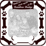 Photo Sculpture Cadre d'os de chien de pont en arc-en-ciel<br><div class="desc">Le texte lit : "Jusqu'à ce que nous nous réunissons encore au pont en arc-en-ciel". Immortalisez votre animal familier aimé en téléchargeant une photo au ce cadre de tableau d'os et d'empreinte de patte de chien. Commandez ceci comme sculpture en ornement, en porte - clé ou en photo ! **...</div>