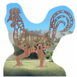 Photo Sculpture Drôle Rooster de poulet en métal<br><div class="desc">Ajoutez un peu de charme décalé à votre espace avec cette petite statue de poulet en métal stupide, inspirée d'une photo prise à Pollenca, Majorque, Espagne. Le design capte l'esprit ludique de la photo originale, avec un coq aux caractéristiques exagérées et une posture amusante et fantaisiste. Parfait pour ajouter une...</div>
