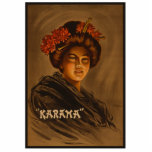 Photo Sculpture Karama : Actrice japonaise Romance Geisha<br><div class="desc">Ayumi, une jeune actrice prometteuse du coeur du Japon, est montée sur la plate-forme animée d'une grande gare. Sa tenue traditionnelle, qui contraste fortement avec la mode occidentale des passagers, a attiré des regards curieux. L'air craquait avec l'énergie d'une ville au bord d'une nouvelle ère. Une métropole d'acier et de...</div>