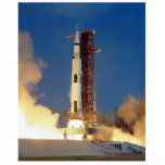 Photo Sculpture La Terre tremble pendant que Saturne V Blade Skywa<br><div class="desc">La Terre trembla sous la poussée colossale du Saturne V. Les bâtiments se balançaient de façon précaire comme un torrent de flamme et de fureur tourbillonnait vers le ciel. La rampe de lancement est devenue un chaudron de fumée, obscurcissant momentanément le monstre qui se fraye un chemin vers la noirceur...</div>