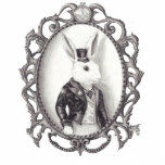Photo Sculpture Sculpture blanche Alice en photo de lapin au pays<br><div class="desc">Un lapin blanc dénommé victorien. Au lieu de la représentation lui dans le terrier de lapin j'ai décidé de lui montrer rampant à notre monde une autre manière….par une peinture. Correctement habillé dans un costume et un casquette supérieur, ces affaires blanches de moyens de lapin, il travaille pour la reine...</div>