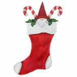 Photo Sculpture Sucres de canne de stockage de Noël rouge Gnome mi<br><div class="desc">Cette sculpture découpée est un joli gnome barbu au sommet d'un bas de Noël rouge et blanc entre deux sucres de canne et des feuilles verts.</div>