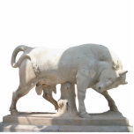 Photo Sculpture Taureau de marbre sur un haut scalpure de<br><div class="desc">Taureau de marbre sur un haut piédestal. Impressionnante est la copie du taureau de marbre qui a été érigé dans les cimetières de Dionysios par Kollytos et de dates de 345 à 338 AVANT JÉSUS CHRIST.</div>