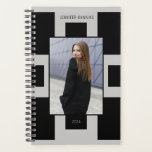 Photo unique géométrique femme noire et grise 2024<br><div class="desc">Découvrez la tendance et la personnalisation dans notre Planificateur personnel monographique 2024 avec une photo unique. Ce planificateur offre une approche stylisée et personnalisée de l'organisation,  assurant à la fois la tendance et la fonctionnalité dans votre planification.</div>