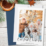 Photo Verticale de Noël<br><div class="desc">Main a écrit Notre premier carte photo de Noël. Le modèle photo est configuré pour vous pour ajouter une photo verticale et vous pouvez également personnaliser l'accueil - idéal pour nouveau bébé, nouveau animal de compagnie, nouveau foyer, jeunes mariés etc. Design de typographie simple, moderne et élégant avec lettrage cool...</div>
