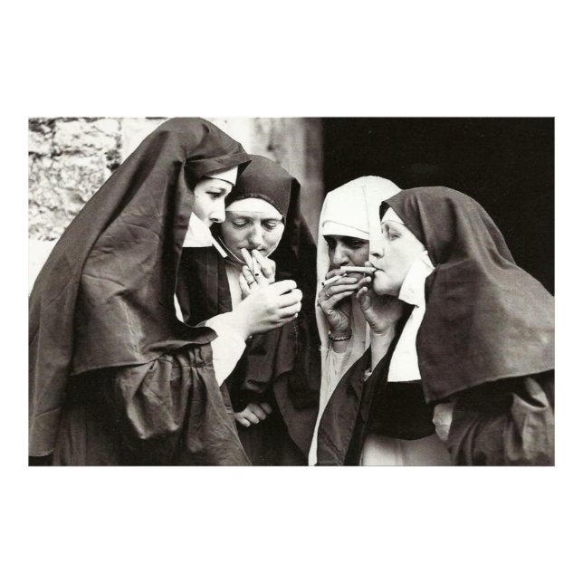 Photographie ancienne de nonnes fumeuses (Devant)