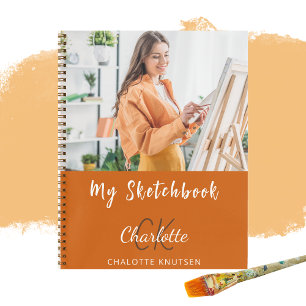 Photographie de carnet de croquis brûlé orange mon