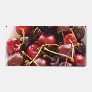 Photographie de cerises rouges fraîches dans un bo