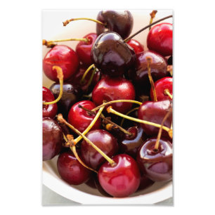 Photographie de cerises rouges fraîches dans un bo