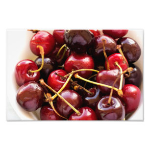 Photographie de cerises rouges fraîches dans un bo