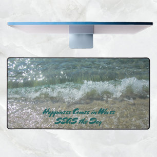 Photographie de plage côtière avec vagues déferlan
