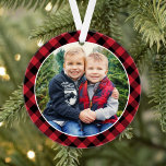 Photographie de plaid moderne de Buffalo rouge et<br><div class="desc">Photo ornament design pour les fêtes présente votre image préférée avec le texte de l'année en blanc (peut être customisé) avec le motif plaid de buffle rouge et noir sur le dos. Personnalisez le monogramme personnalisé "Joyeux et brillant" nom de famille et le texte de l'année sur le dos ou...</div>