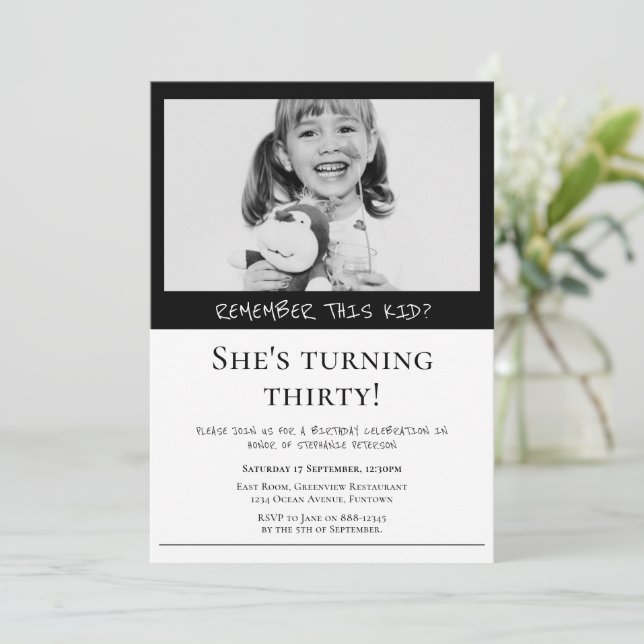 Photographie noir et blanc Retro Invitation Annive (Debout devant)