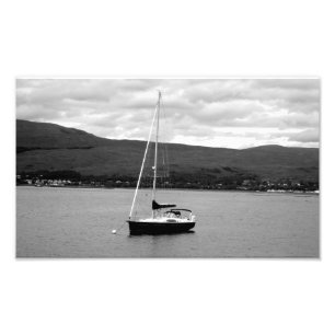 Photographie noire et blanche de bateau