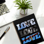 Photos d'avion dans le cadre LOVE, Aviation Simple<br><div class="desc">Photos d'avion dans le cadre AMOUR, planificateur simple d'aviation. Plongez-vous dans le design amusant avec des avions qui s'envolent gracieusement sur un fond de ciel bleu. Adapté aux passionnés d'aviation, ce planificateur est plus qu'un gardien d'horaire, c'est une toile pour votre passion pour le vol. Les droits d'auteur explosent dans...</div>