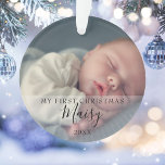 Photos de Noël Nom du script<br><div class="desc">Personnalisez avec vos photos de bébé préférées nom et date pour créer un souvenir unique et un cadeau pour un premier Noël. Un joli souvenir pour célébrer votre nouvelle arrivée ! Conçu par Thisisnotme©</div>