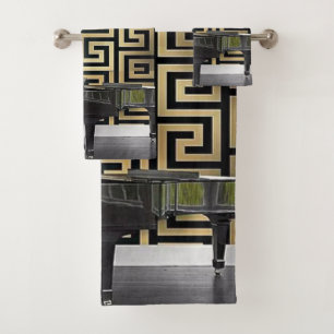 Piano à queue avec bordure à clé grecque dorée du