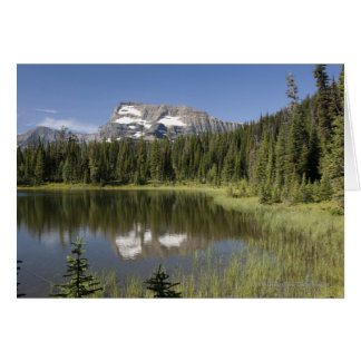 Pic Montagneux Reflété Dans Un Lac