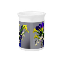 Petit pitcher beau vase bleu avec fleurs
