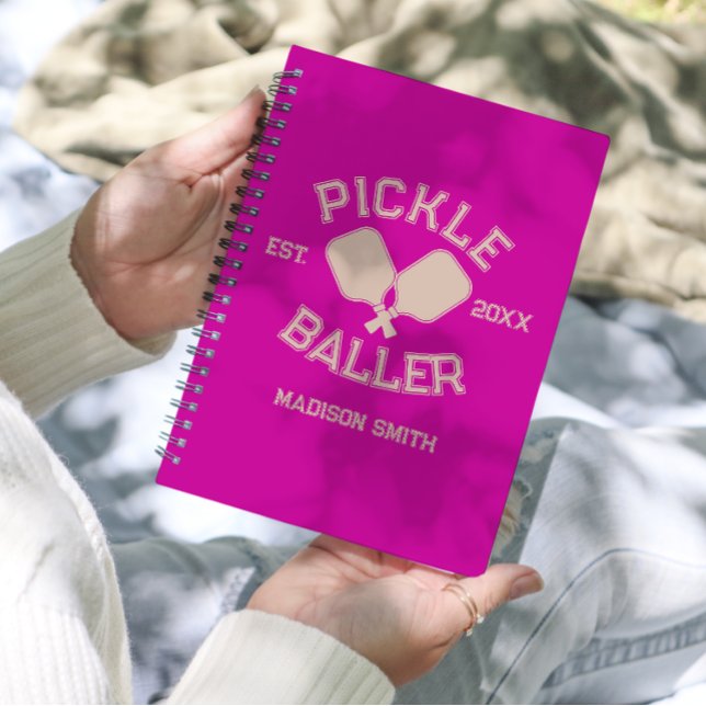Pickle Baller Pickleball Collegiate Typographie (Créateur téléchargé)